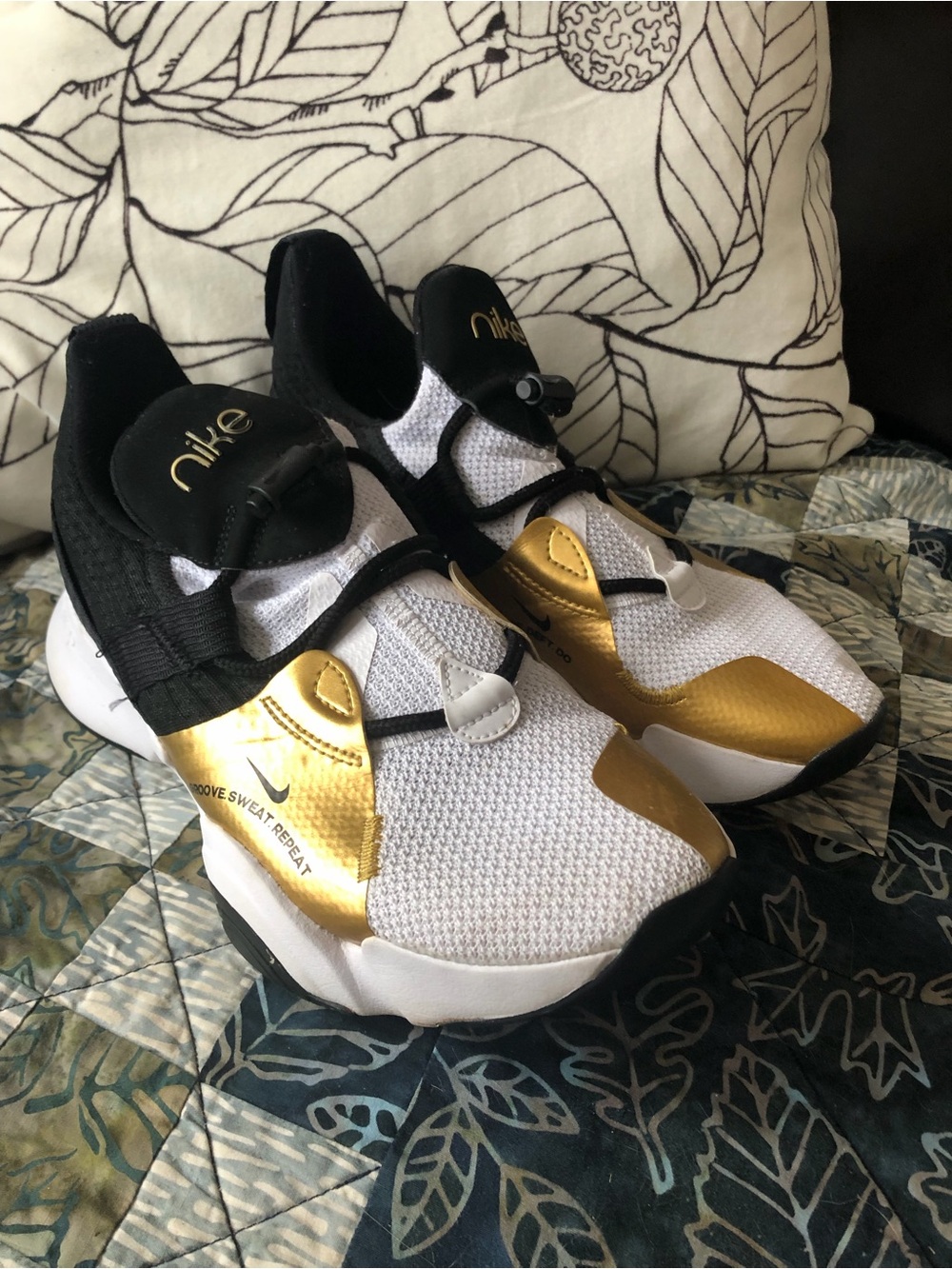 (WMNS) Nike SuperRep Groove 'White Metallic Gold Coin Size 8